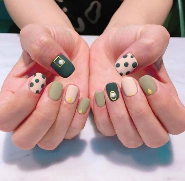 Nail chấm bi: Với sự kết hợp tinh tế của các điểm chấm bi, móng tay của bạn sẽ trở nên độc đáo và tươi trẻ hơn. Chúng tôi đã thu thập những mẫu nail chấm bi độc đáo và sáng tạo nhất để giúp bạn có những đôi tay thu hút và nổi bật nhất. Hãy ghé thăm trang web của chúng tôi để tìm hiểu thêm về chủ đề này.