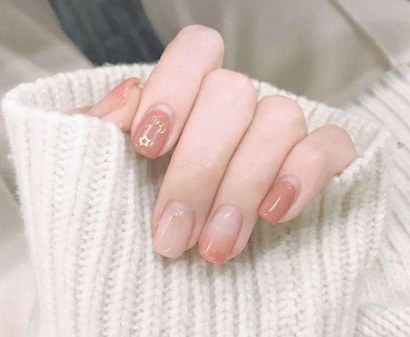 Tự làm nail đơn giản tại nhà với những họa tiết nổi bật và dễ thương. Đặc biệt, chúng tôi sẽ hướng dẫn bạn từng bước để có thể tạo ra những bộ nail tuyệt đẹp vừa tiết kiệm mà lại đảm bảo chất lượng.